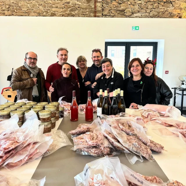 Atelier cochon 🐷 aux Gaties !!!
Encore de belles émotions partagées ensemble….
#lesgaties #charcuterie #boucherie #stage #diy #saucisse #cochon #cuisine #cuisinemaison